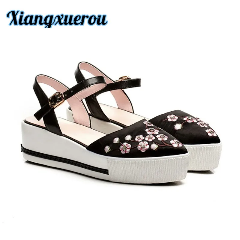 

Xiangxuerou 2018Genuine leather fashion elegant Chinese style embroidered with flat ladies sandals.