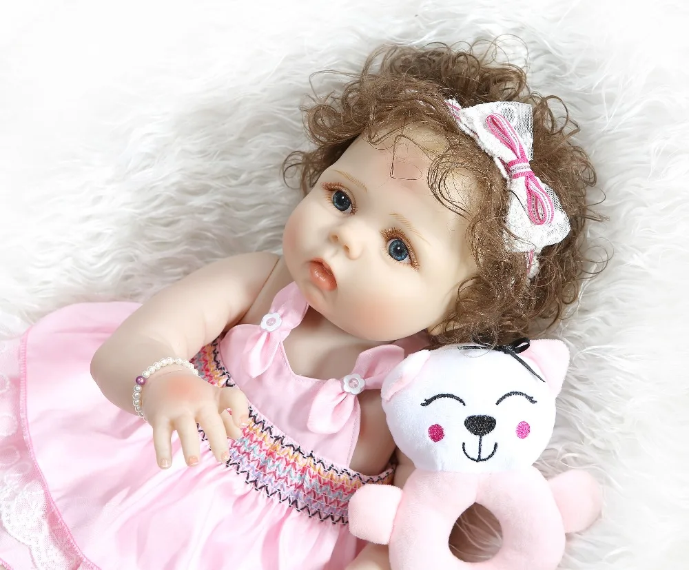 NPK 56 см полностью тело slicone reborn baby doll девочка bebe Кукла reborn Ванна игрушка ручной корни вьющиеся волосы Анатомически правильные