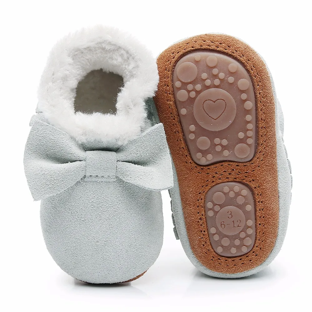 Зимняя новая стильная обувь на меху; обувь из натуральной кожи для маленьких девочек; обувь ручной работы для малышей; обувь для первых шагов с твердой подошвой; детская замшевая обувь