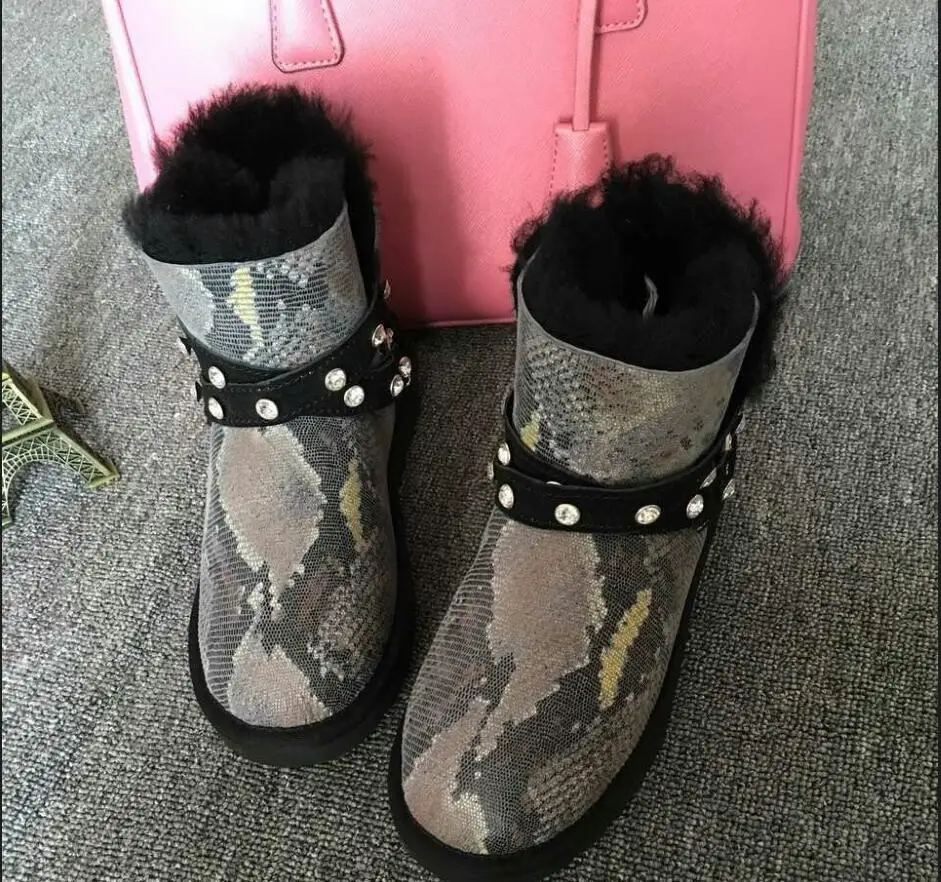 Зимние женские ботинки; женские зимние ботинки на овечьем меху, украшенные стразами, заклепками и пряжкой; нескользящие водонепроницаемые женские зимние ботинки; ботинки из овечьей кожи со стразами - Цвет: Темно-серый