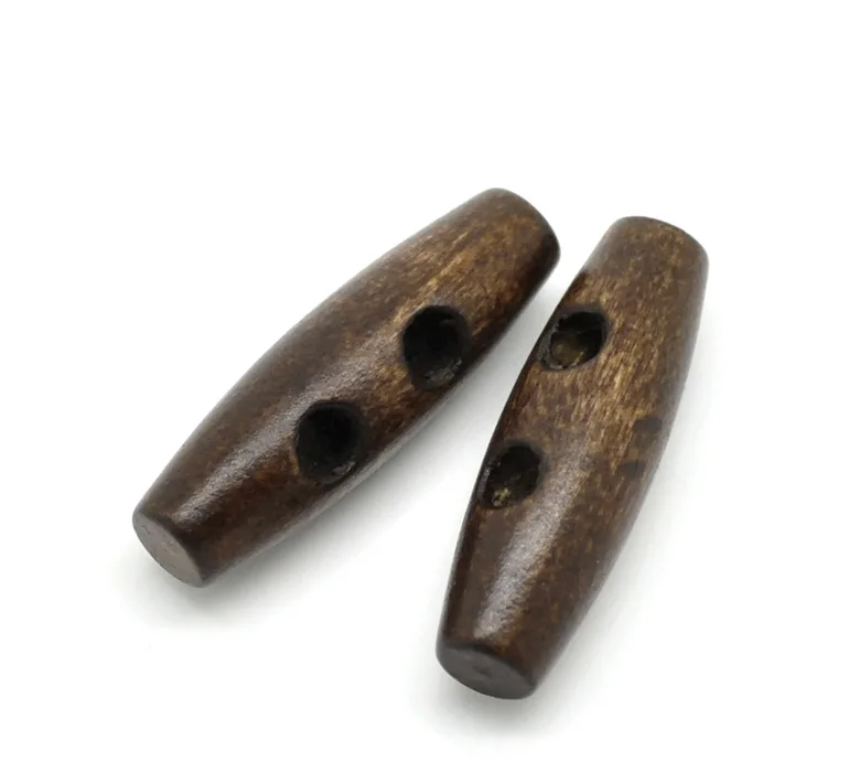 пуговицы крупные. редкие пуговицы. пуговицы. деревянные продолговатые пуговицы. металлическая пуговица длинная.