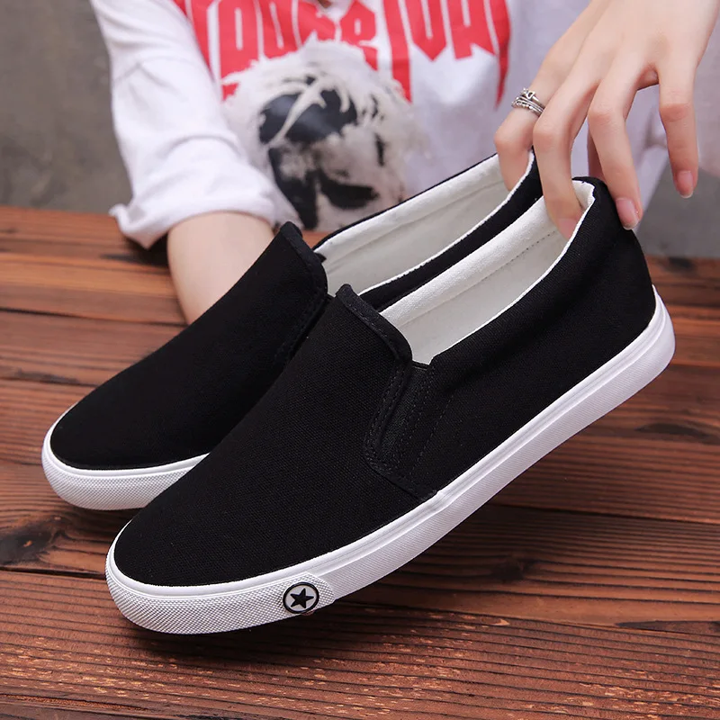 

Spring Autumn New 2018 Fashion Men's Flats White Black Canvas Shoes Casual Slip On Breathable Men Sneakers Trainers Walking