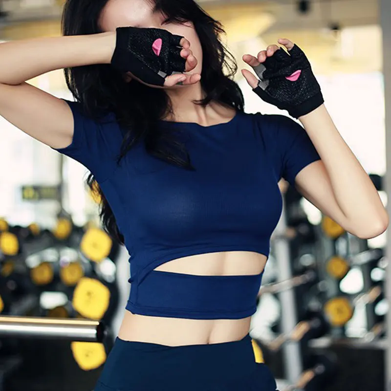 Спортивные короткие футболки. Футболка для фитнеса женская короткая. Спортивная короткая футболка. Короткая футболка женская спортивная. Майка для тренировок женская.