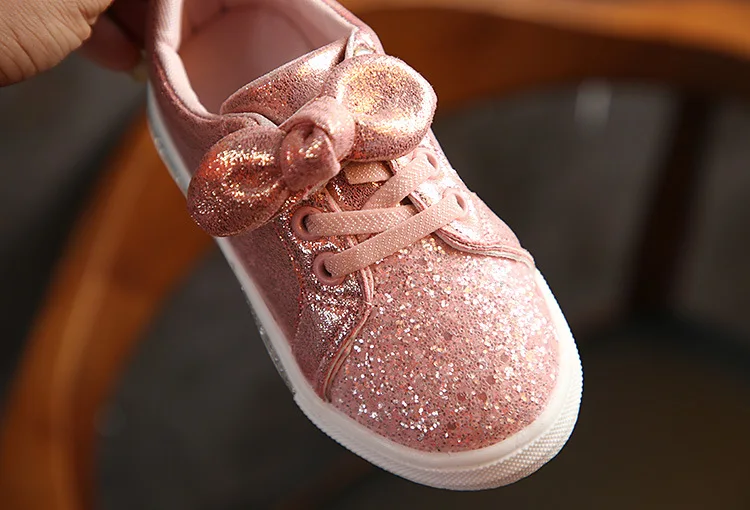 Scecher/кроссовки для девочек; детская обувь с украшением в виде кристаллов для девочек; Повседневная блестящая кожаная обувь принцессы с бантом; шикарная обувь для малышей; SHE01