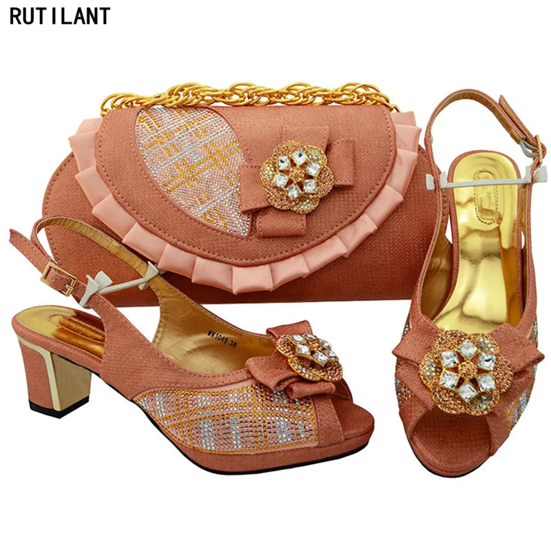 Nieuwe Aankomst Perzik Bijpassende Italiaanse Schoen en Tas Set Versierd met Strass Afrikaanse Bijpassende Schoenen en Tassen Italiaanse In Vrouwen Nieuwe Aankomst Perzik Bijpassende Italiaanse Schoen en Tas Set Versierd met Strass Afrikaanse Bijpassende Schoenen en Tassen Italiaanse In Vrouwen
