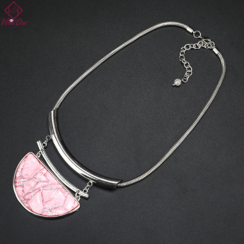 

Vintage Resin Pendant Short Necklaces Kpop Big Name Women Graceful Joker Neck Accessories 2019 New Simple Red Blue Black Jewelry