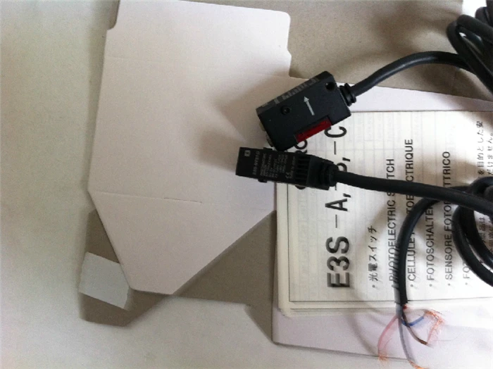 

OMRON photoelectric sensor E3S-BT81-D E3S-BT61