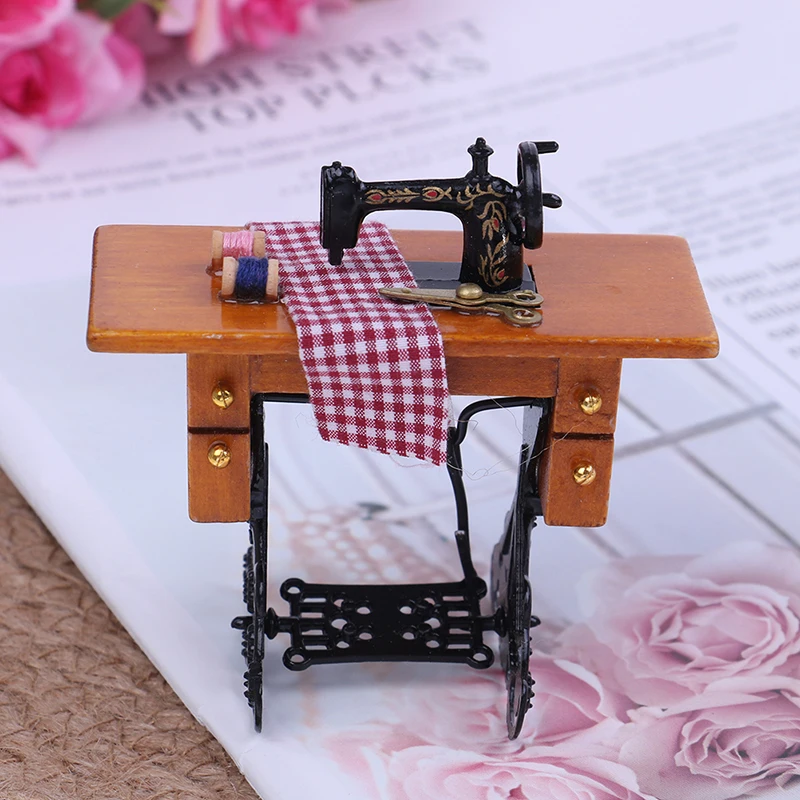 Деревянная миниатюрная мебель семьи винтажная миниатюрная швейная машина с тканью для 1/12 масштабного украшения кукольного домика