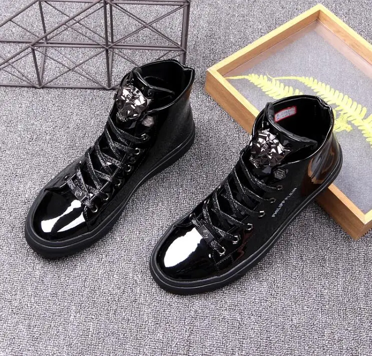 Удобные на шнуровке яркая поверхность кожи Для мужчин повседневная обувь модные кроссовки Для мужчин высокие ботильоны