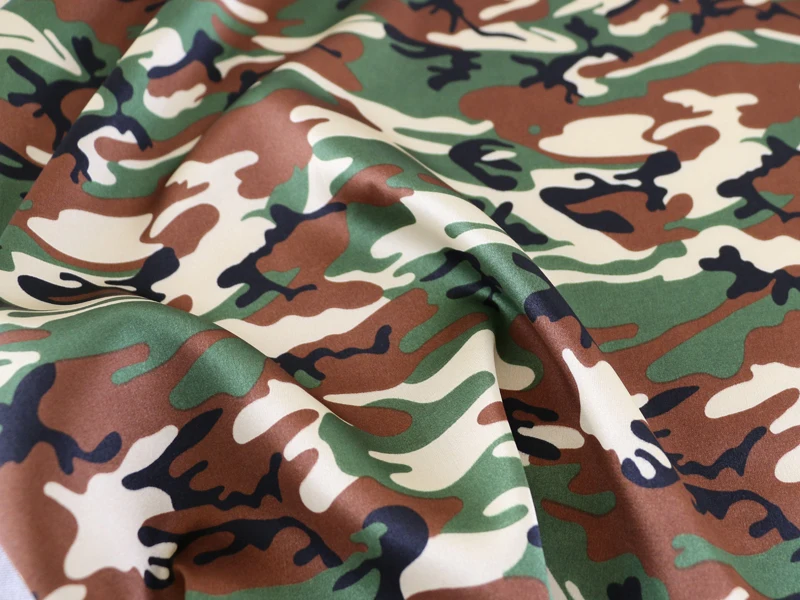Армейский зеленый камуфляж узор Шармез Атласная набивная ткань