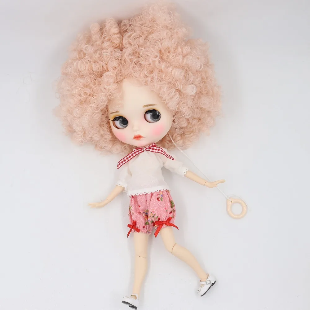 Rubin – Premium Custom Neo Blythe Puppe mit rosa Haaren, weißer Haut und mattem Schmollmund 3