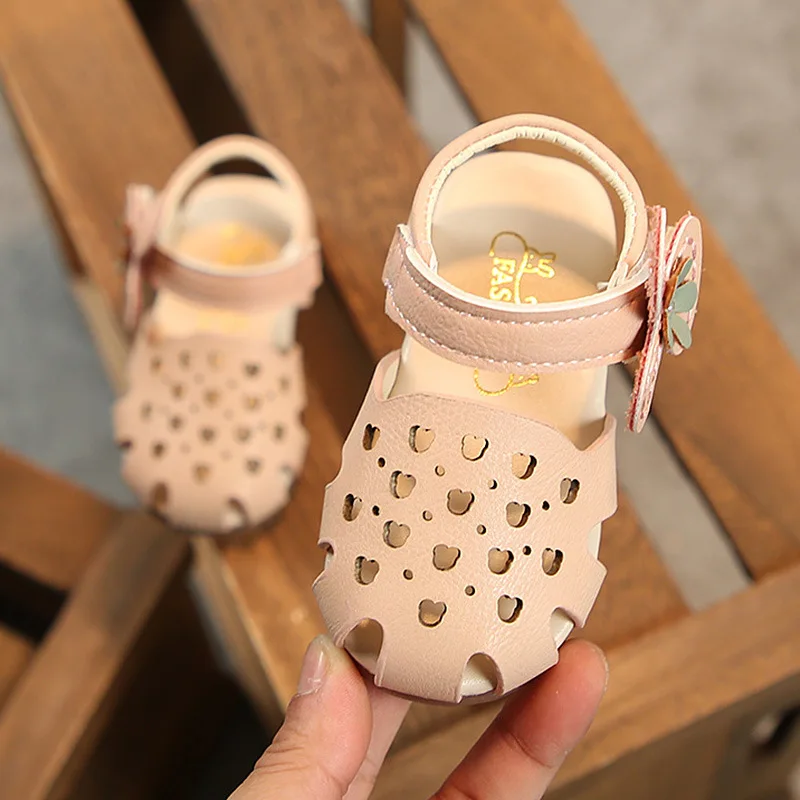 Летние для маленьких девочек обувь для детей модные сандалии-из детской мягкая подошва босоножки принцессы для маленьких детей обувь с цветком