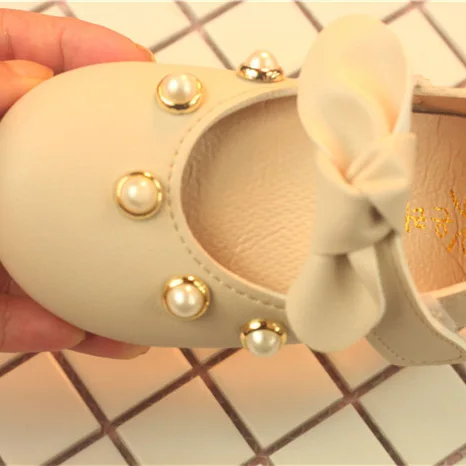 Мягкие туфли для малышей с бантиком и жемчужинами; коллекция года; Весенняя кожаная обувь принцессы; обувь для младенцев