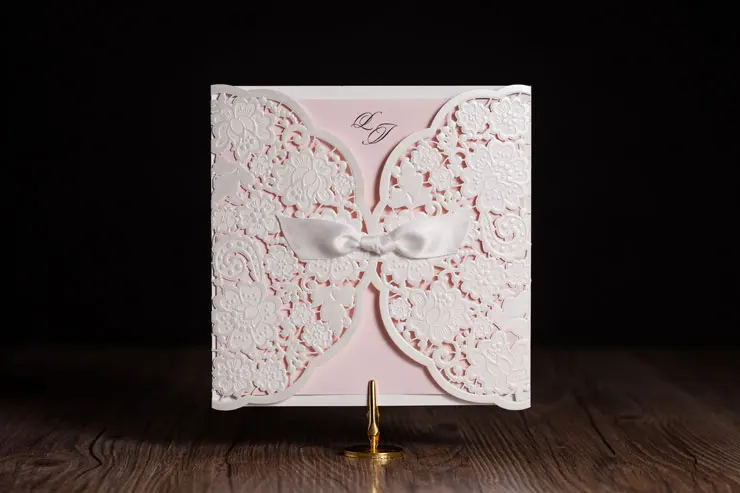 Personzlied Square shape lace flower White Color Wedding Invitation Card with Pink Inner Sheet