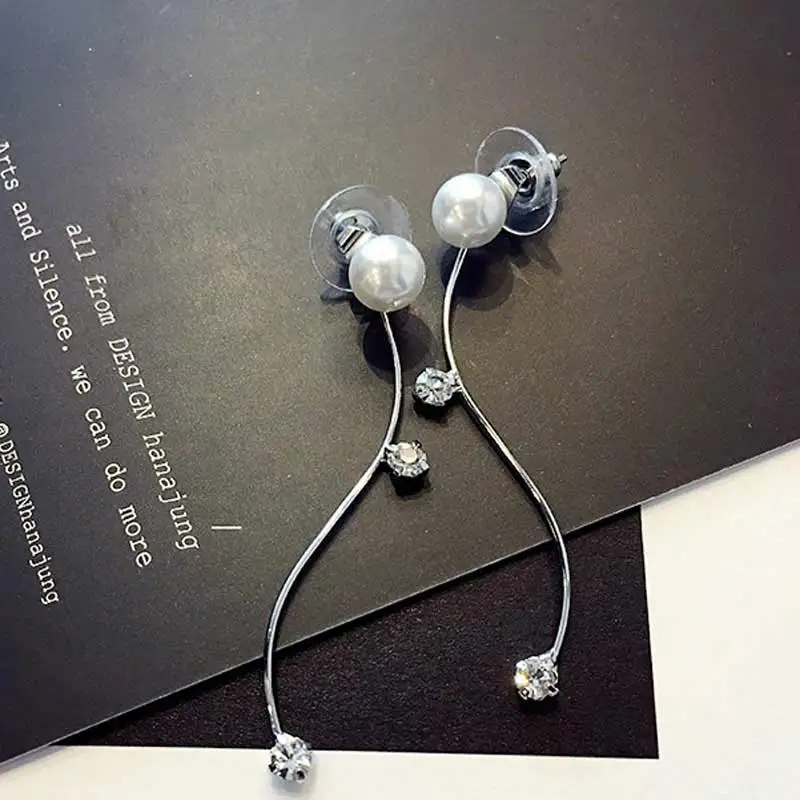 

A slender Pearl lady's wavy curved earline Earrings