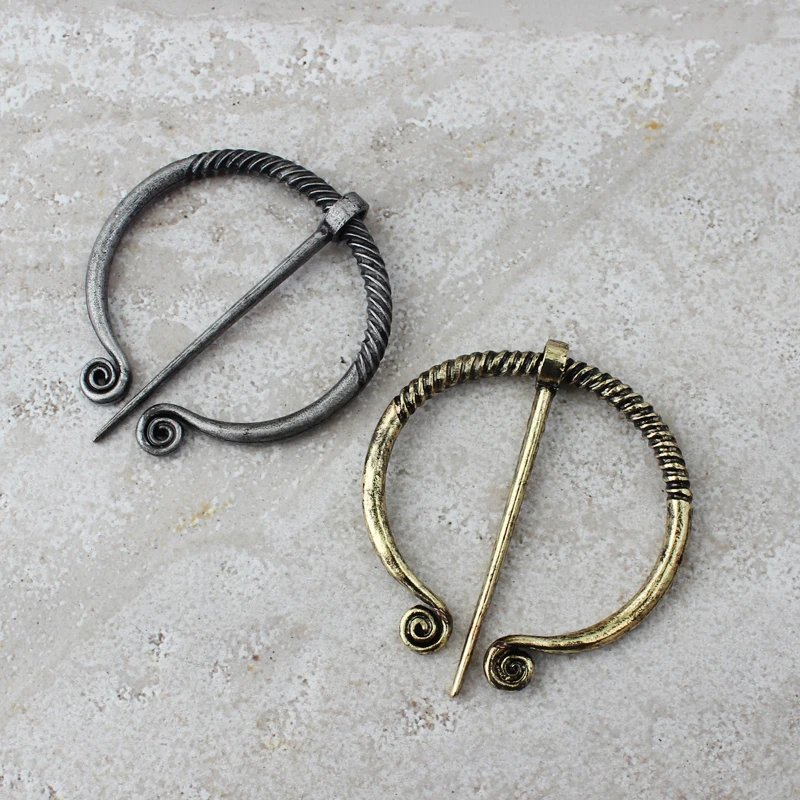 

The round part is closed with a spiral and a movable needle Fashion exaggerated brooch Suitable for all people to decorate