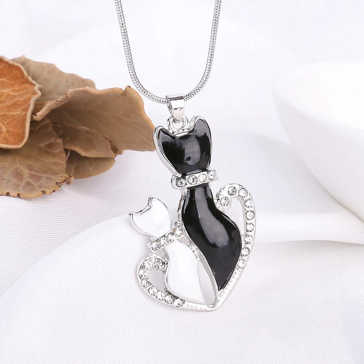 Shellhard Lovely Pet Chain Necklaces Charms Crystal Black And White Cat Love Heart Pendant Necklace For Women Jewelry Kolye