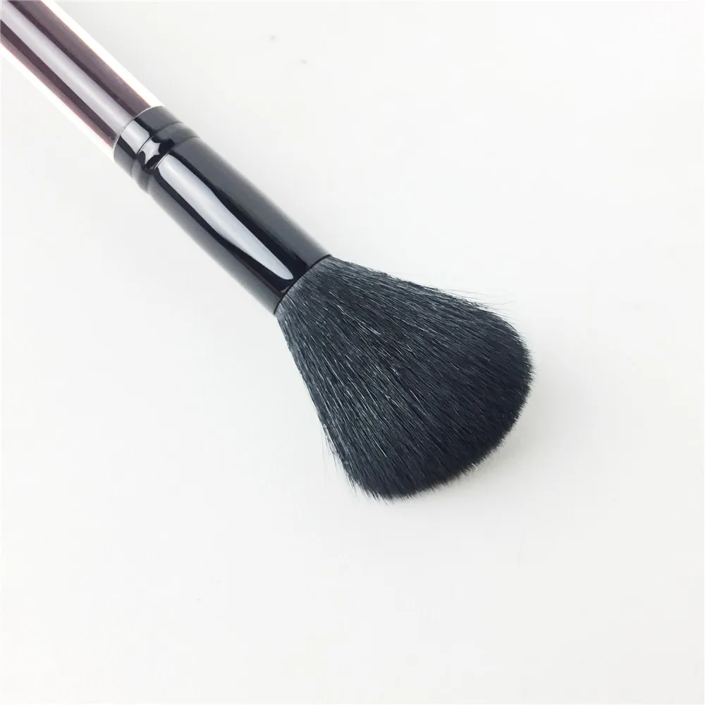 Kevyn Aucoin The Blush Brush _ 3