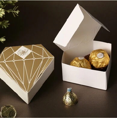 Baratos 19 100 unids lote caja de caramelos de papel oro boda favores y regalos evento Fiesta suministros niños bebé favores