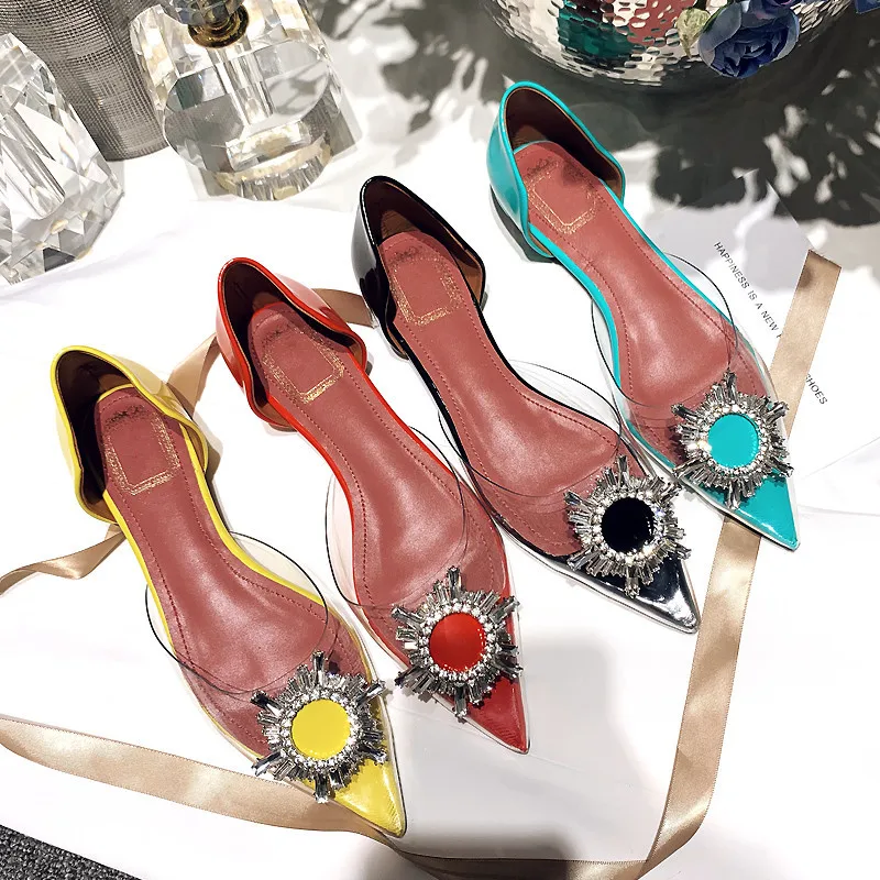Прозрачная обувь из ПВХ ярких цветов; туфли на плоской подошве с кристаллами; модельные туфли с острым носком; женские летние босоножки; коллекция года; Лидер продаж
