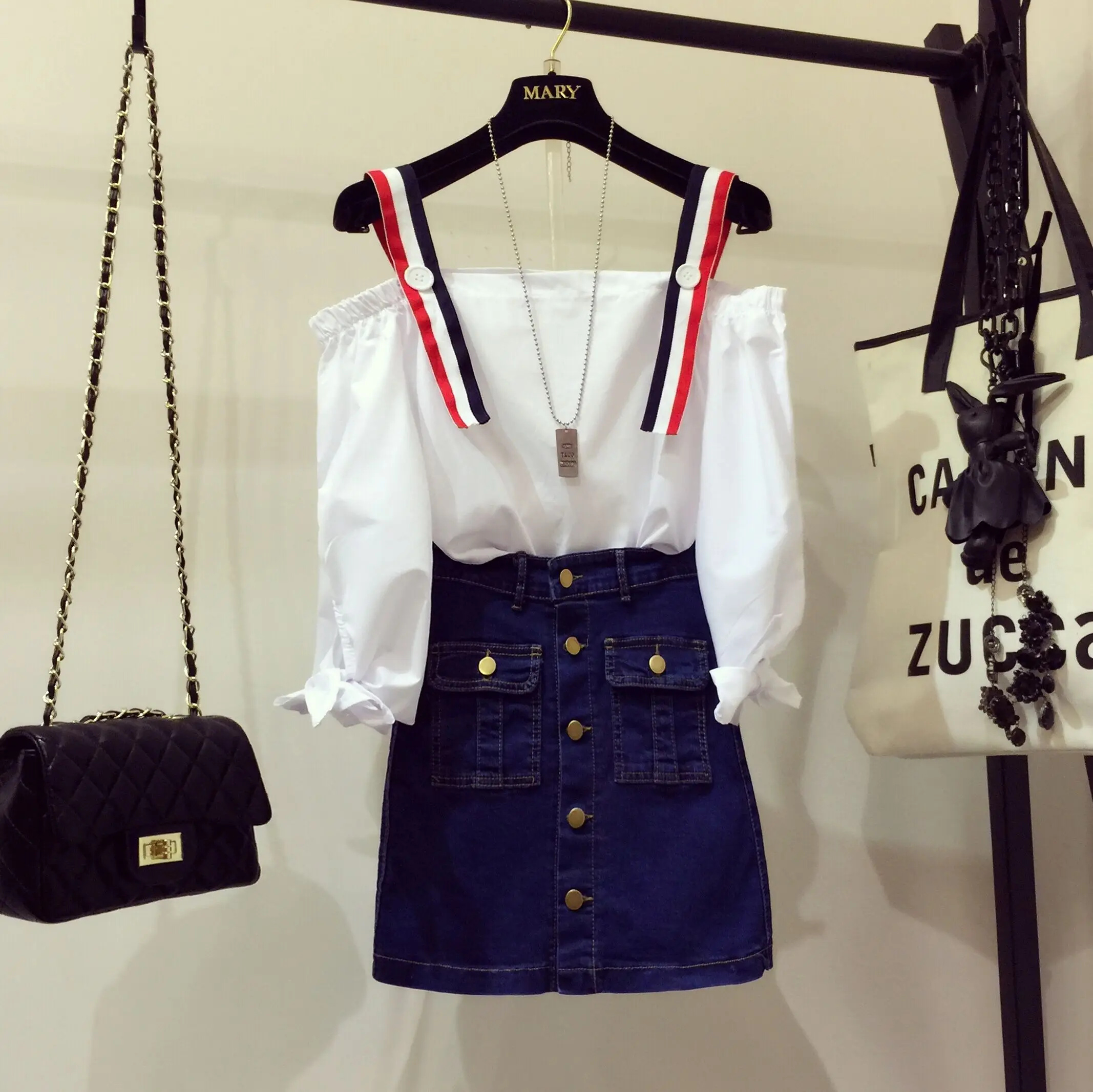 

2019 New Fashion Summer Women's Off Shoulder Suspender Shirt + Buttons Denim Skirt 2 Pieces Ladies Mini Jeans Skirt Suits