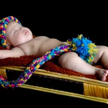 С длиным хвостом stripey эльф Пикси шляпа с помпоном. Одежда для новорожденных. Фотография реквизит