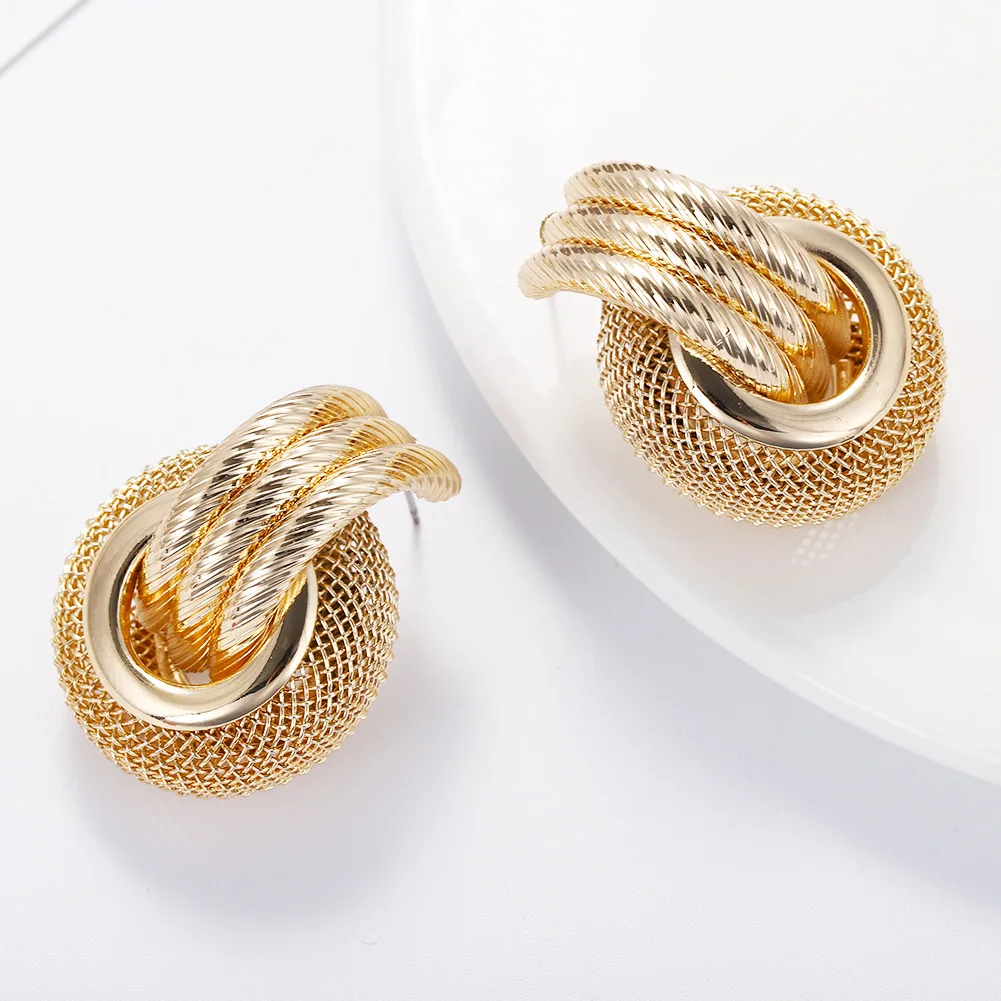 

2019 Luxury Gold Round Stud Earrings For Women Exggerated Geometric Circle Vintage Earrings Wedding Party Gifts Bijoux Wholesale