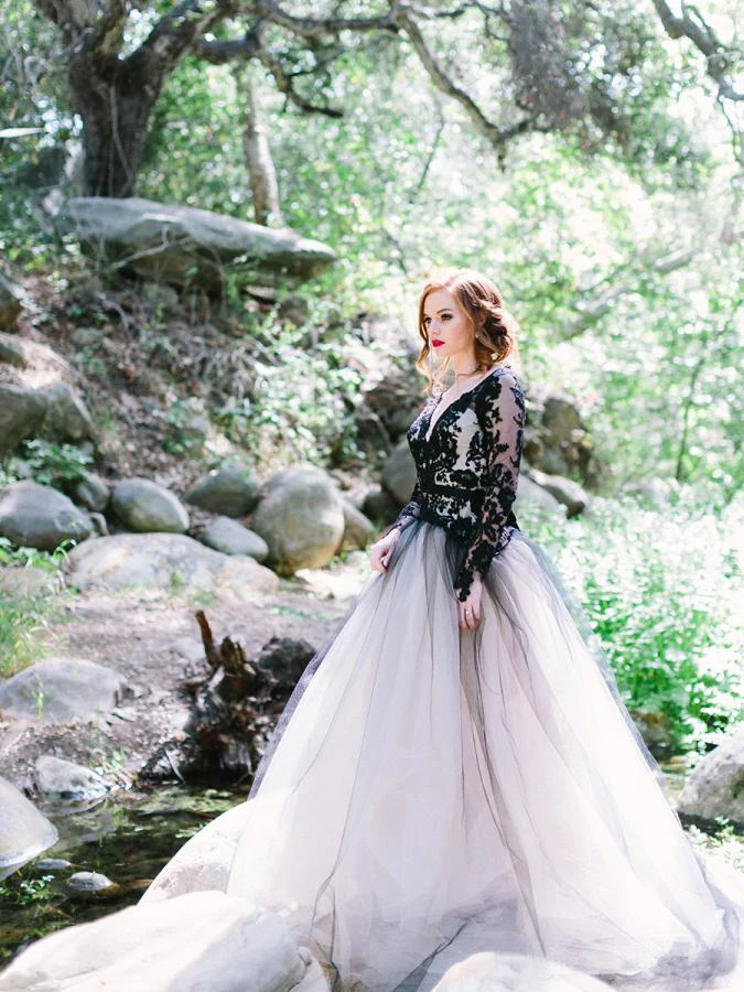 vintage-2016-latest-black-lace-and-white-tulle-wedding-dresses-sexy-v-neck-backless-illusion-long-sleeves-gothic-brdal-gowns-en6176