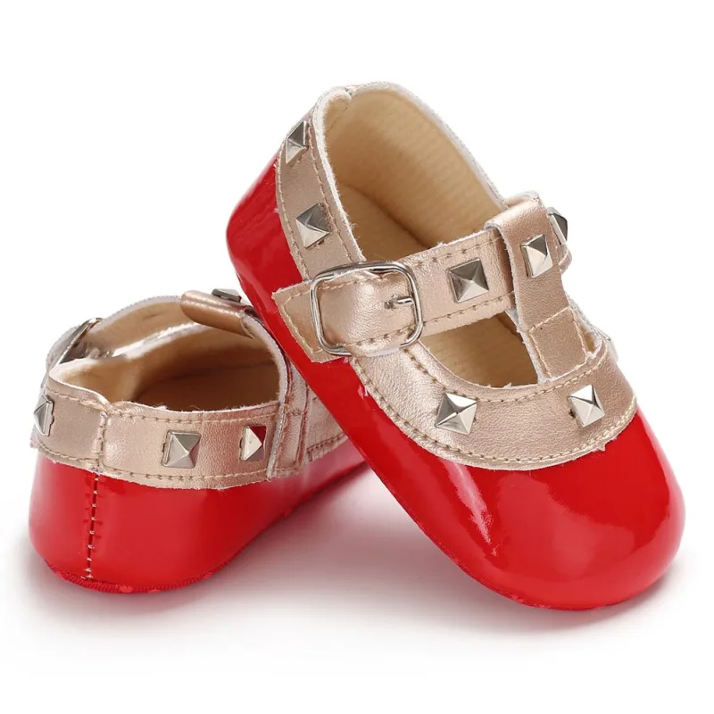Осенне-зимняя модная обувь принцессы с заклепками; Милые Мягкие прогулочные пинетки из искусственной кожи для маленьких девочек