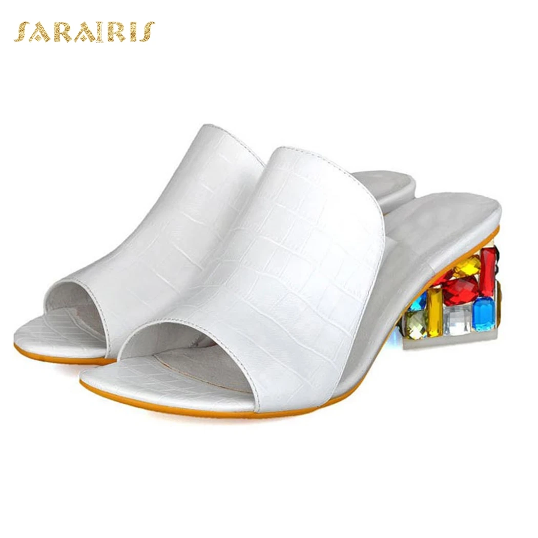 SARAIRIS/Яркие летние туфли со стразами на массивном каблуке с открытым носком; женские босоножки; цвет белый, черный, фиолетовый