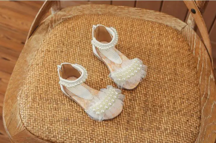 Летние модели детские сандалии девушки принцесса красивая обувь бисером Дети плоские сандалии для маленьких девочек римская обувь белый