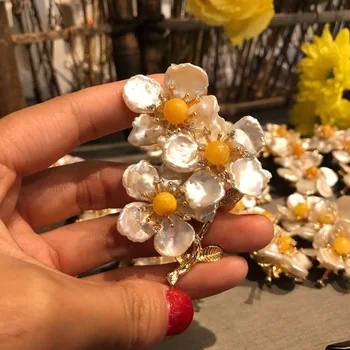 

Manufacturers sell handmade beeswax buds, pearls, petals, high-end brooches, antique fashion brooches.