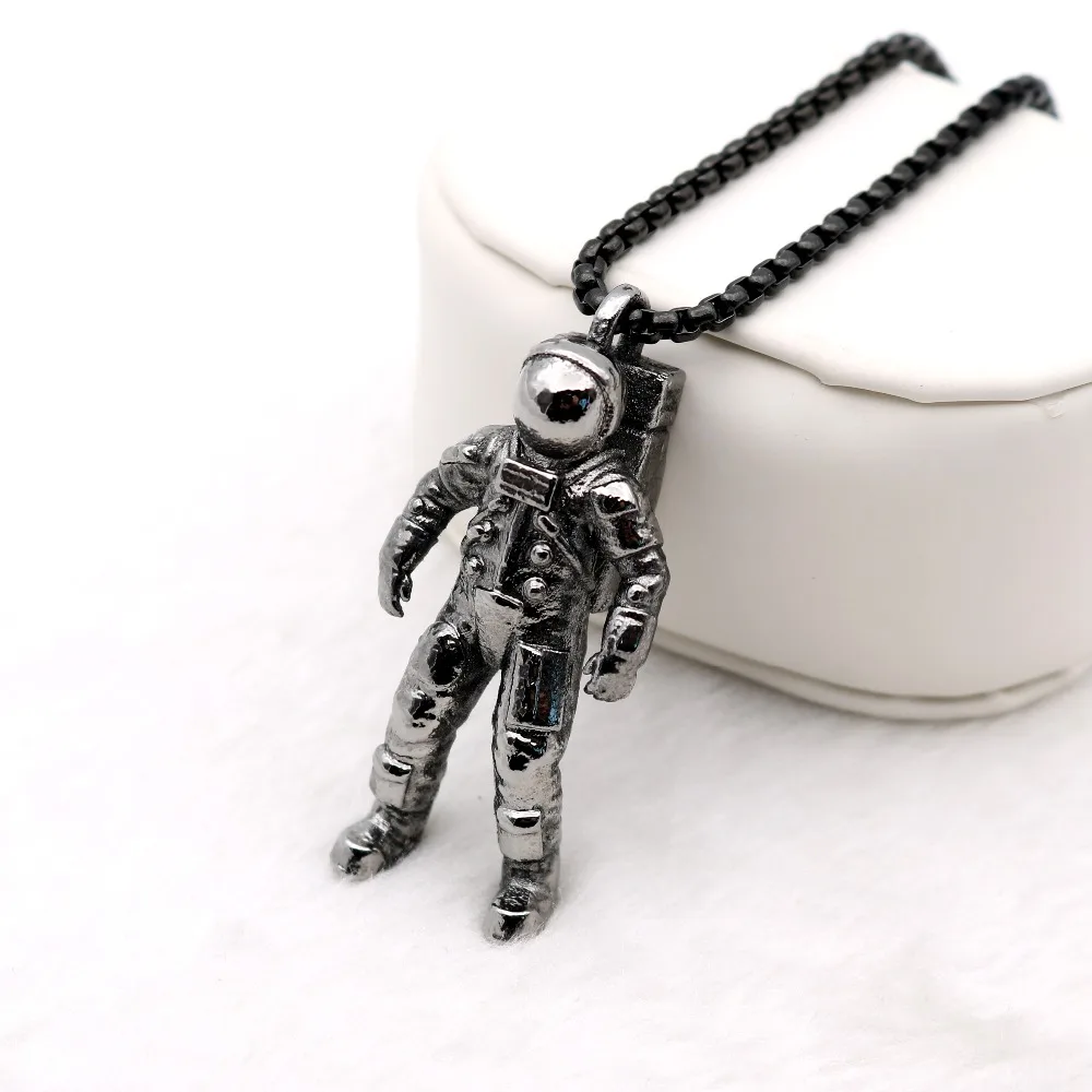 Astronaut Pendant Necklace Spacewalk Infinite Universe Imaginative Galaxy Solar System Men Jewelry