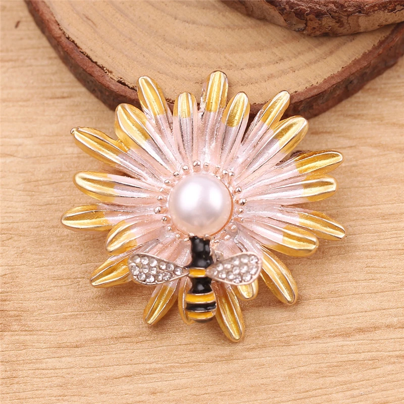 

Spring Sweet Cute Pins Women Enamel Daisy bee Pin Bijoux Skirt Shirt Jacket Jeans Lapel Badge Stitch Brooch Charm Jewelry
