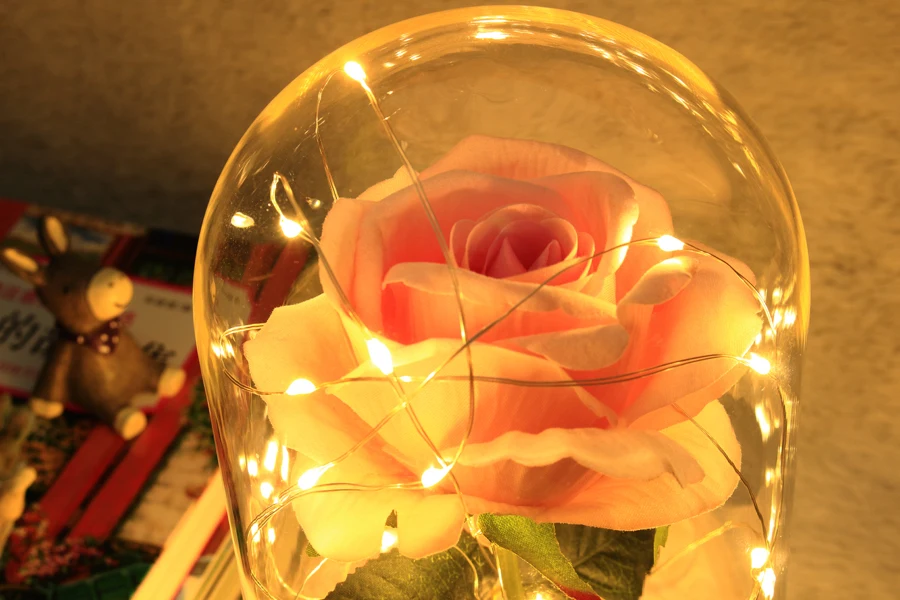 Новинка, красная роза и чудовище, теплый белый светодиодный стеклянный купол, деревянная основа, подарок на день Святого Валентина, настольное украшение