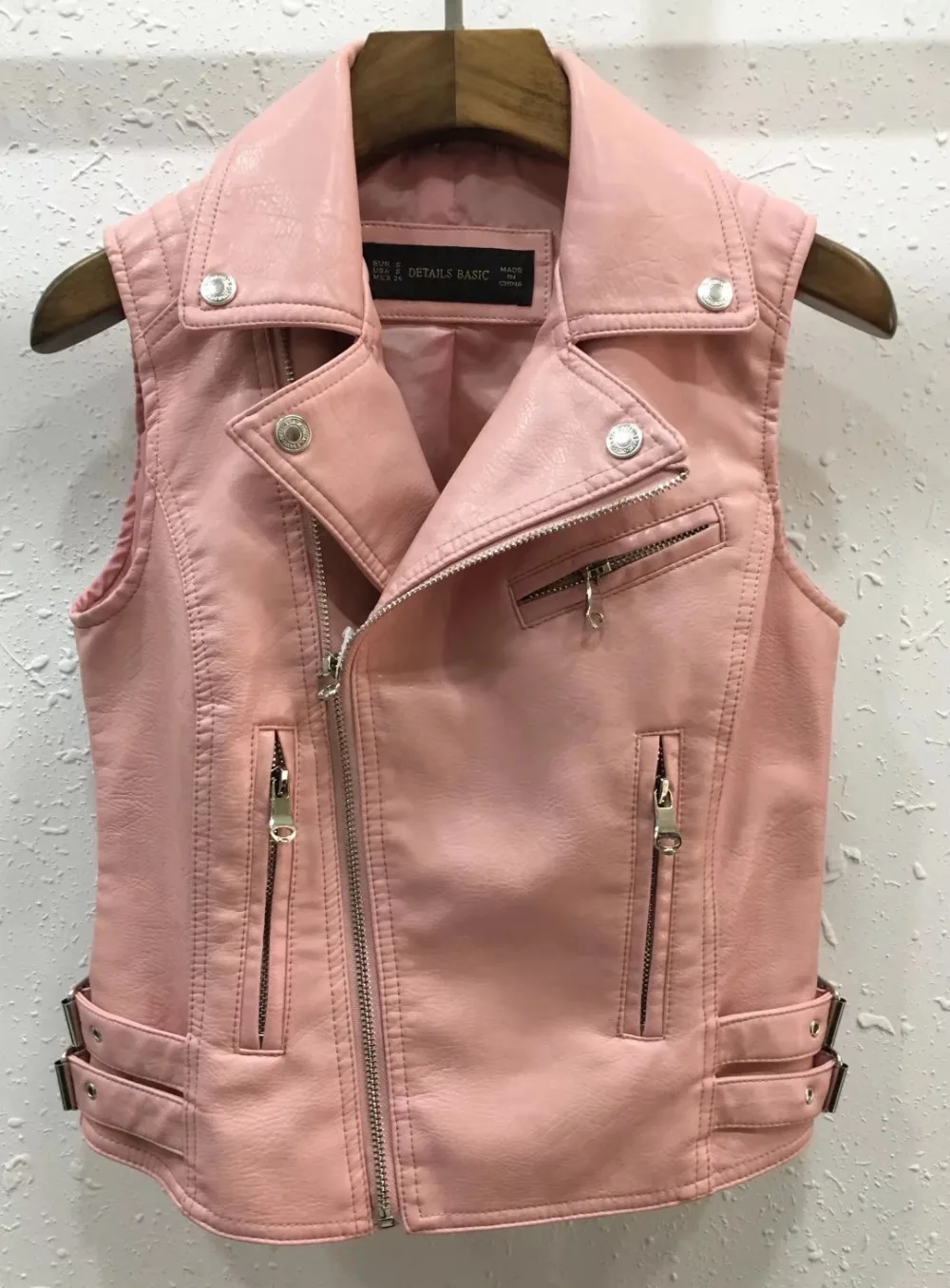 Kopen Vrouwen faux Lederen Vesten Dames Nieuwigheid Motorcycle Ritsen reliëf PU Vest Slanke tactische Klinknagel Vest vrouwelijke Europese drop