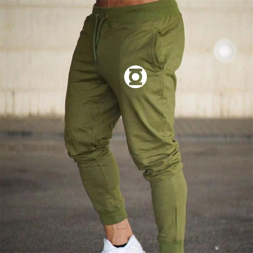 тренировочные штаны. мужчина в спортивных штанах. тренировочные спортивные штаны. беги штаны. спортивные джоггеры мужские.