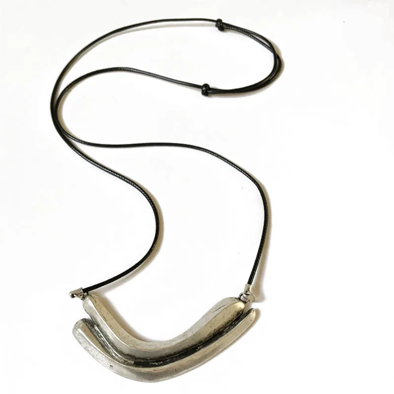 

Free Shipping Vintage Alloy V Pendant Necklace