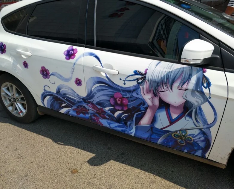 Аниме на капот автомобиля