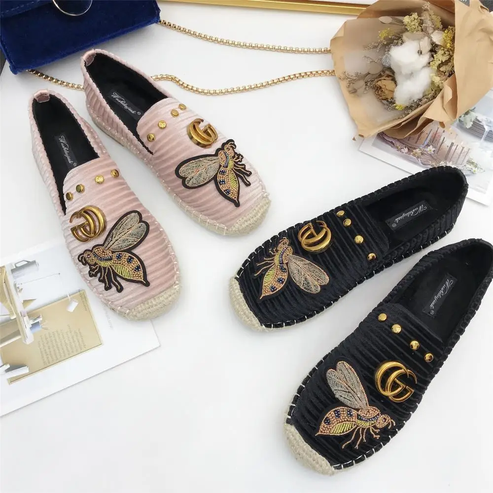 

LANSHITINA brand luxury designer 2018 new round head fashion casual bee women flat flat comfortable fisherman shoes