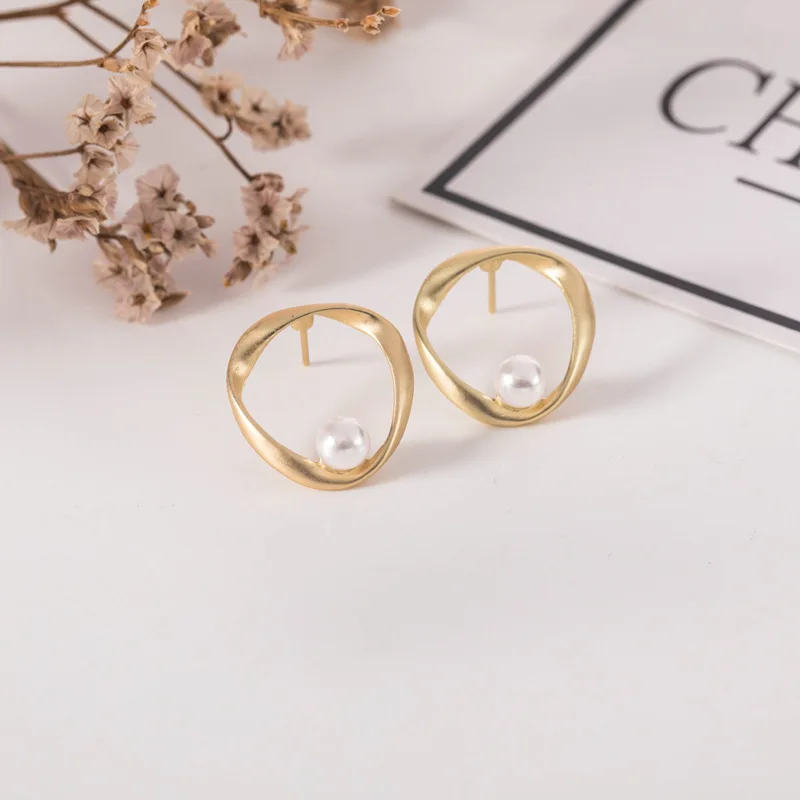 

Geometric Peal Metal Earrings 2019 Fashion Handmade Simple Scrub Matte Metal Irregular Circle Pearl Stud Earrings for Women