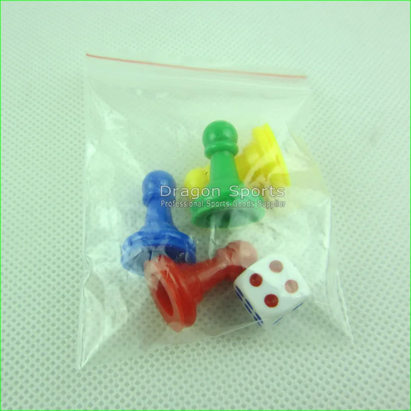 4 Pieces Plastic Pawn Chesses and 1 Dice for Board Game Accessory