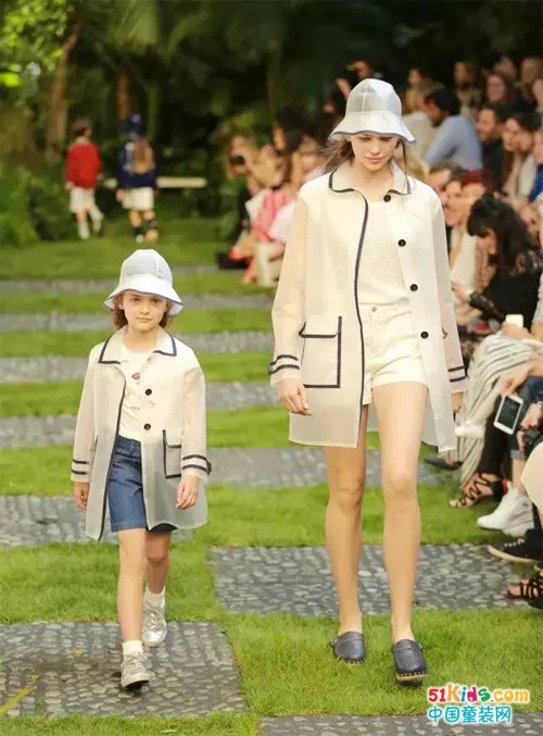 

Perspective raincoat Transparent buttons raincoat poncho coat dust coat type of the girls