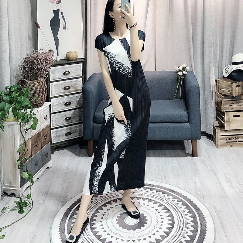 

ISSEY 2019 Summer New Wrinkle short-Sleeve Temperament Fashion Simple Long Dress Female pleats dress free shipping