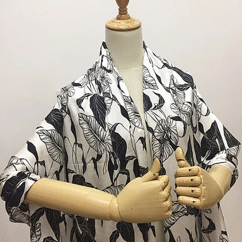 Черно-белый цветочный принт стрейч шелк атлас Ткань шармёз(тонкий атлас) Ширина 136 см, SSC386