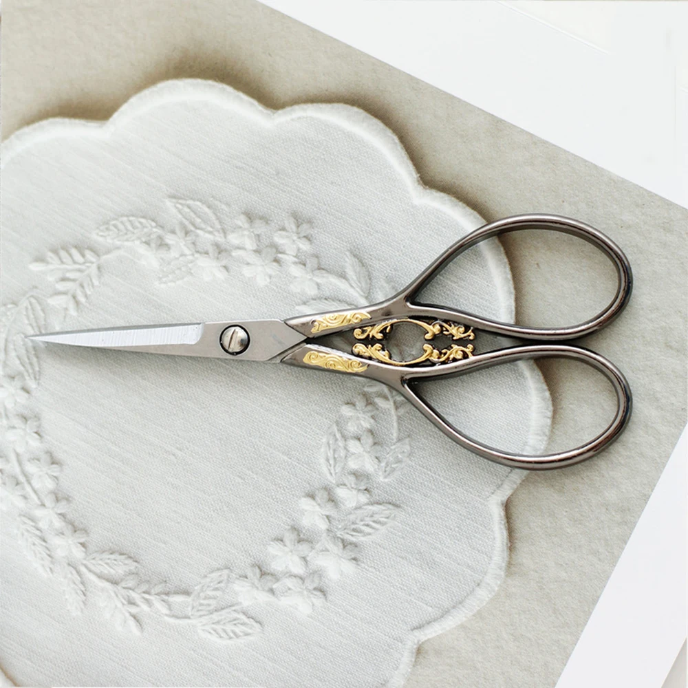 

1PCS 11cm Mini Stainless Steel Vintage Makeup Scissors Retro Carved Patterns DIY Small Cross Stitch Craft Sewing Accessories