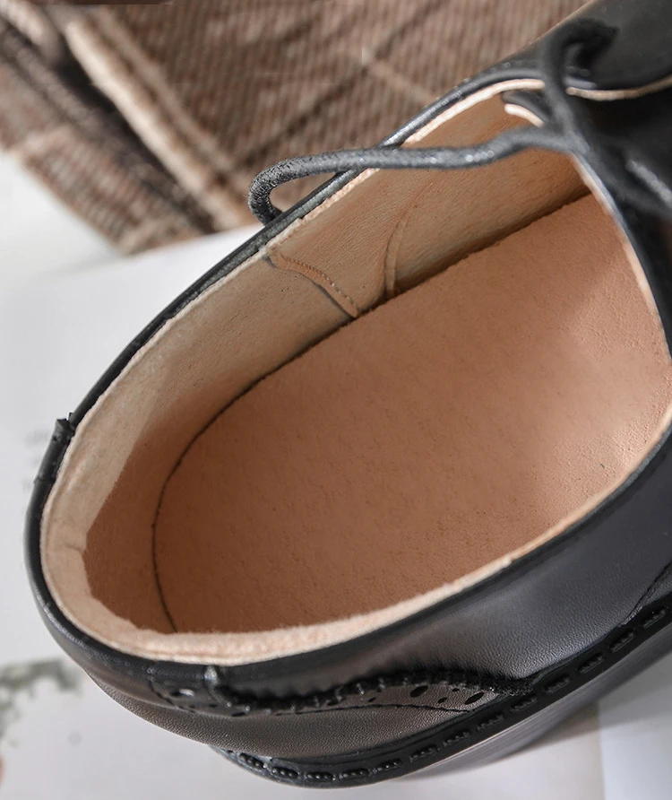 Классические женские туфли-оксфорды в стиле ретро; обувь с перфорацией типа «броги» на шнуровке; женская обувь на плоской подошве с круглым носком; женские оксфорды