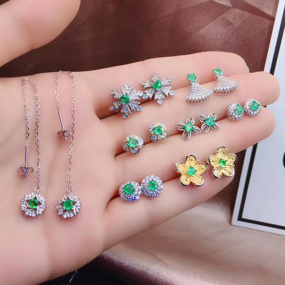 Женские серьги гвоздики с изумрудами серебро 925 пробы круглые натуральным