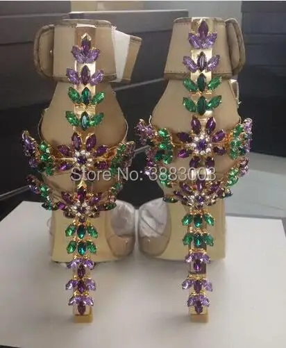 Обувь на высоком металлическом каблуке, украшенная кристаллами; обувь в стиле Рианны; сандалии со стразами; женские вечерние сандалии с косым ремешком из ПВХ
