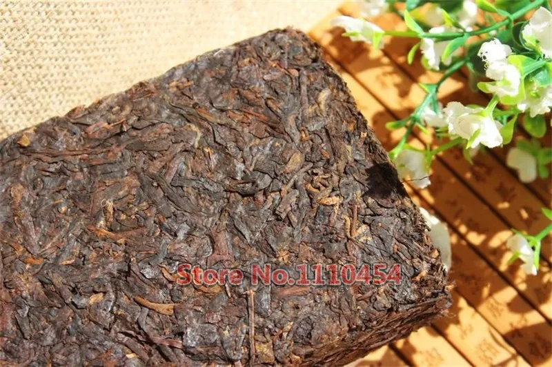 25 years old Puer tea health care pu er tea pu erh compressed pu'er brick Puerh Yunnan ancient trees fragrant old brick tea 25 years old Puer tea health care pu er tea pu erh compressed pu'er brick Puerh Yunnan ancient trees fragrant old brick tea